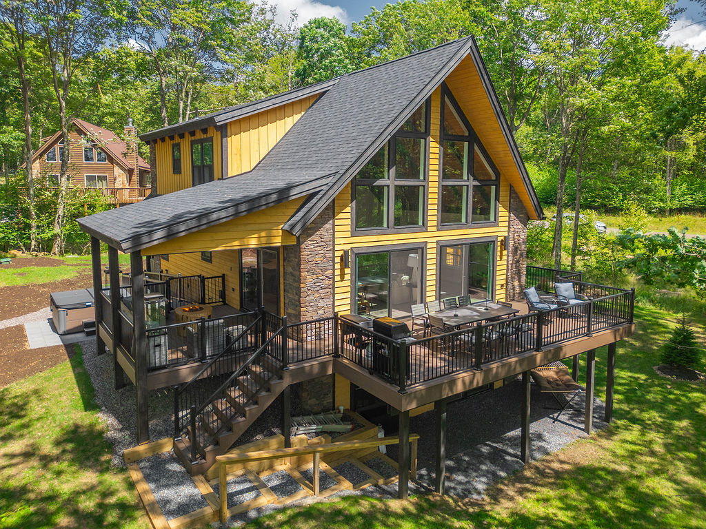 Aerial view of the Eagle's Perch chalet showing the wraparound deck, hot tub and the hardwoods surrounding it